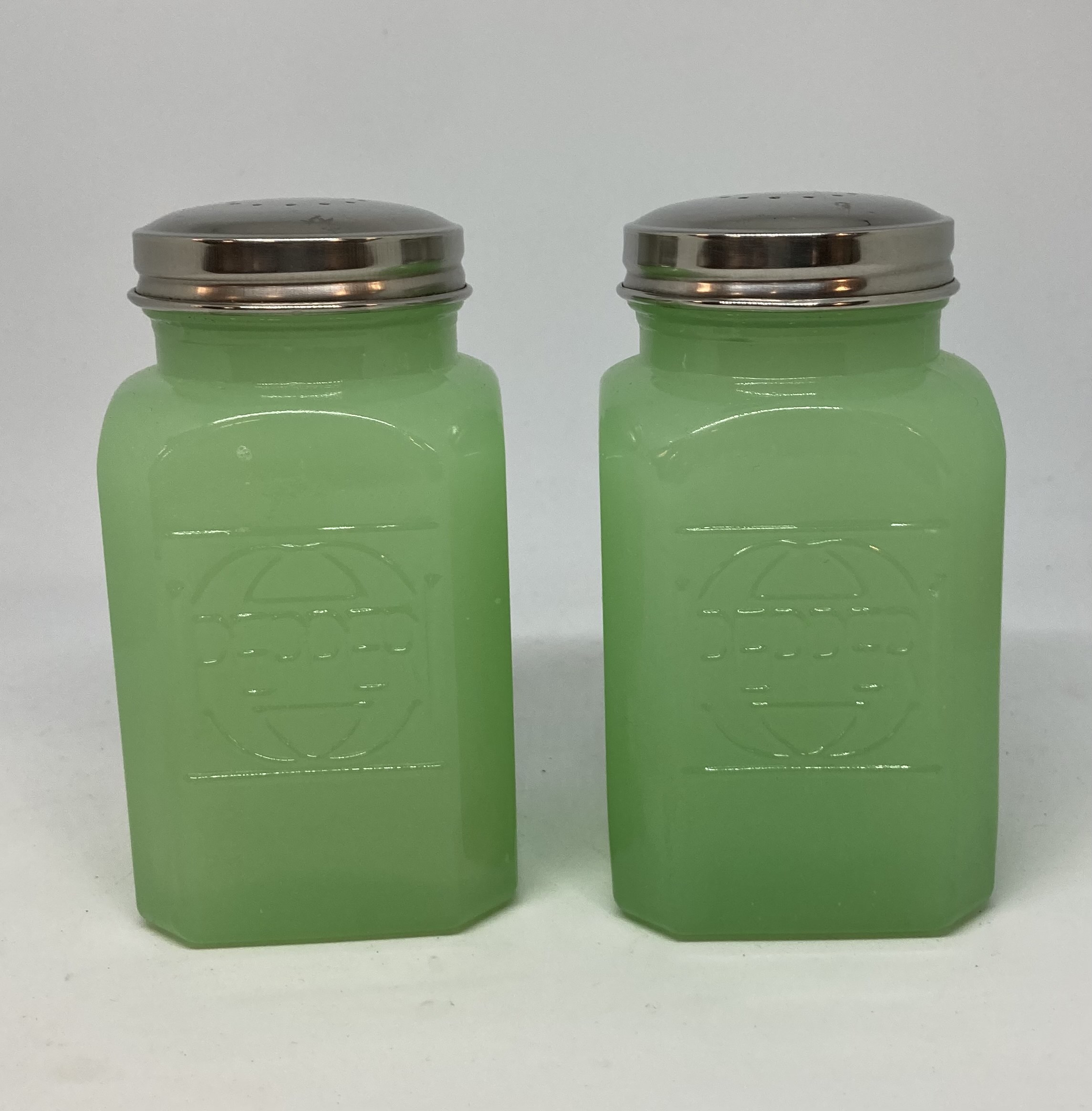 JADEITE GREEN GLASS RIBBED BEEHIVE SALT & PEPPER SHAKER SET  ~ Range Size ~ 